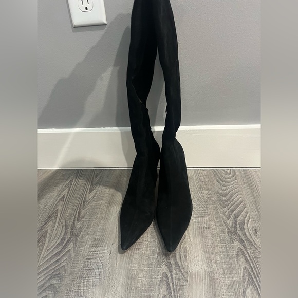 Gucci Black suede High Heeled 4 1.2”. Boots with yellow gold heel w/ dust cover - Picture 4 of 4